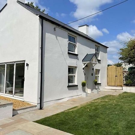 Charming Cottage Close To M4 Bridgend Bridgend  Exterior photo